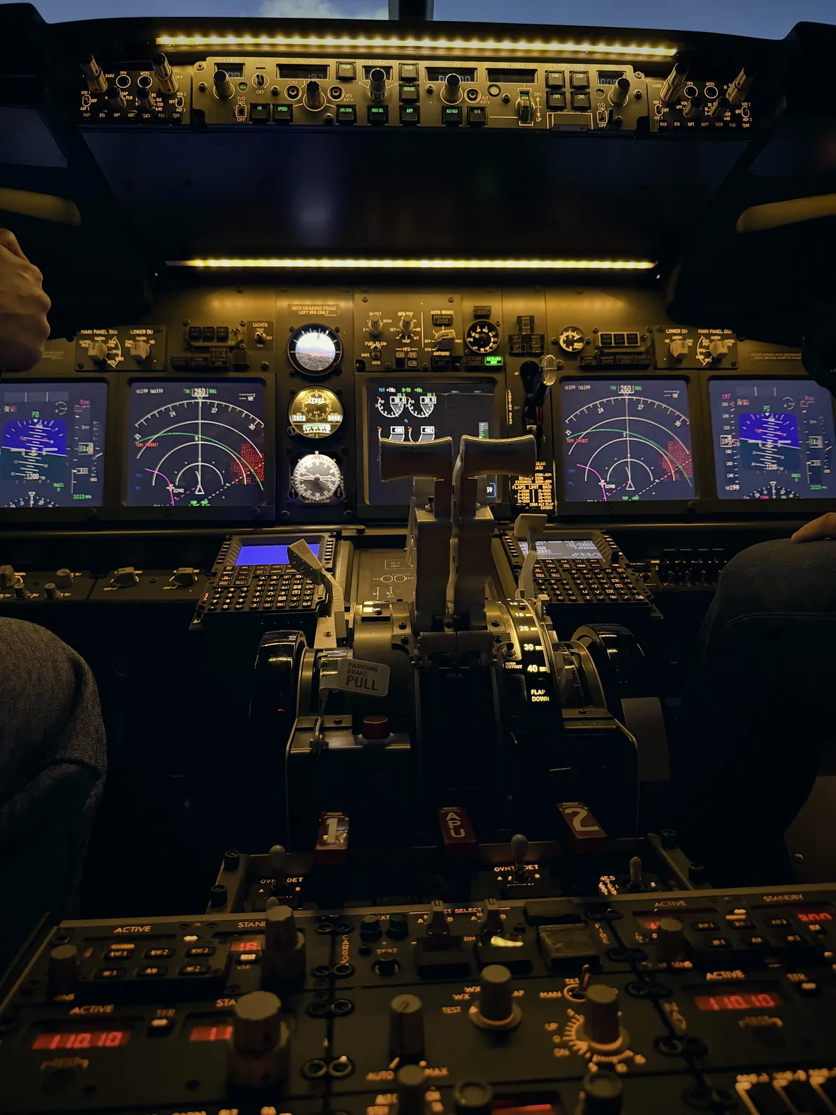 Рычаги управления двигателями и приборные экраны Boeing 737 NG
