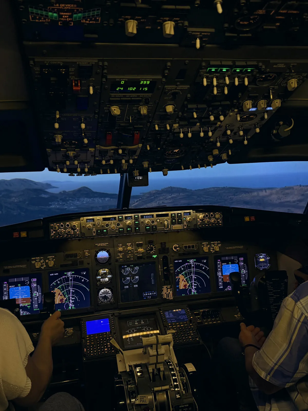 Гость и инструктор за штурвалами авиасимулятора Boeing 737 NG
