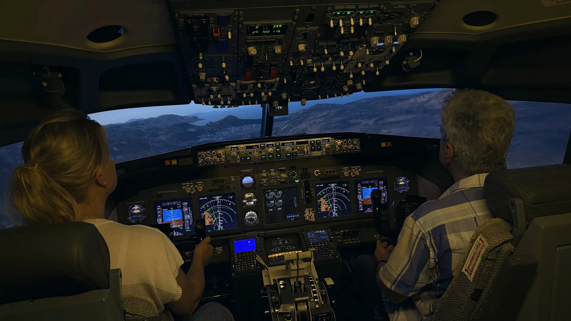 Гость и инструктор в кабине авиасимулятора Boeing 737 NG