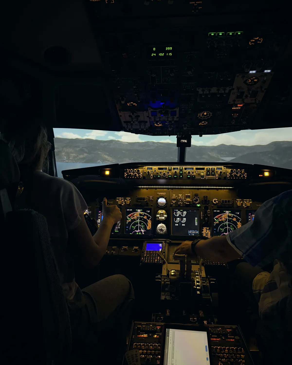 Руки на штурвале авиасимулятора Boeing 737 NG