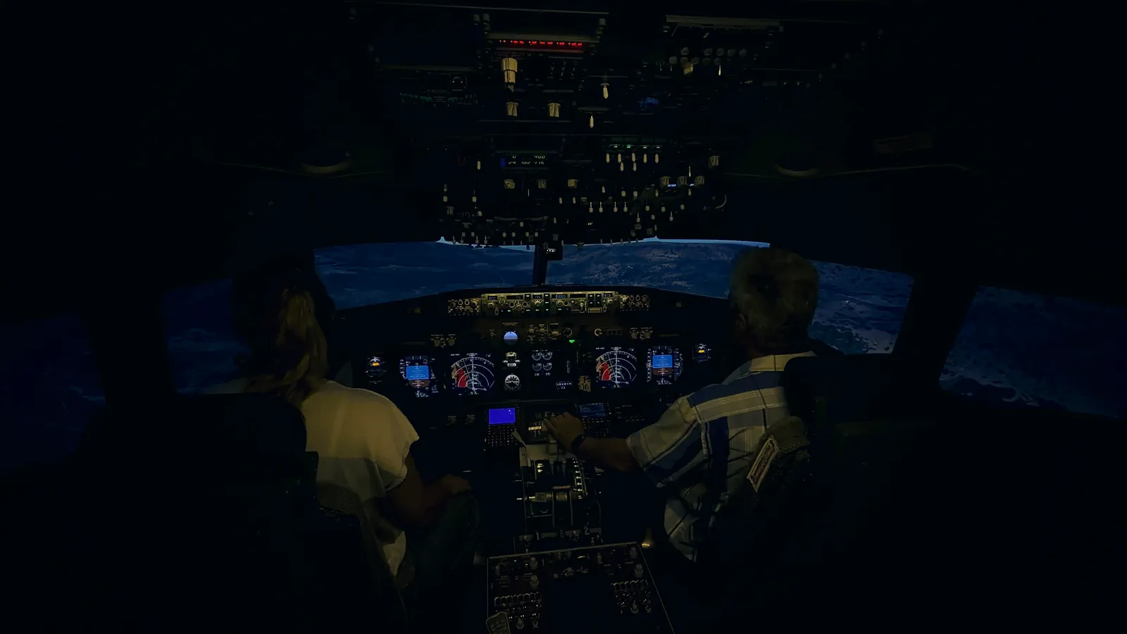 Кабина авиатренажёра Boeing 737 NG в ночном полёте