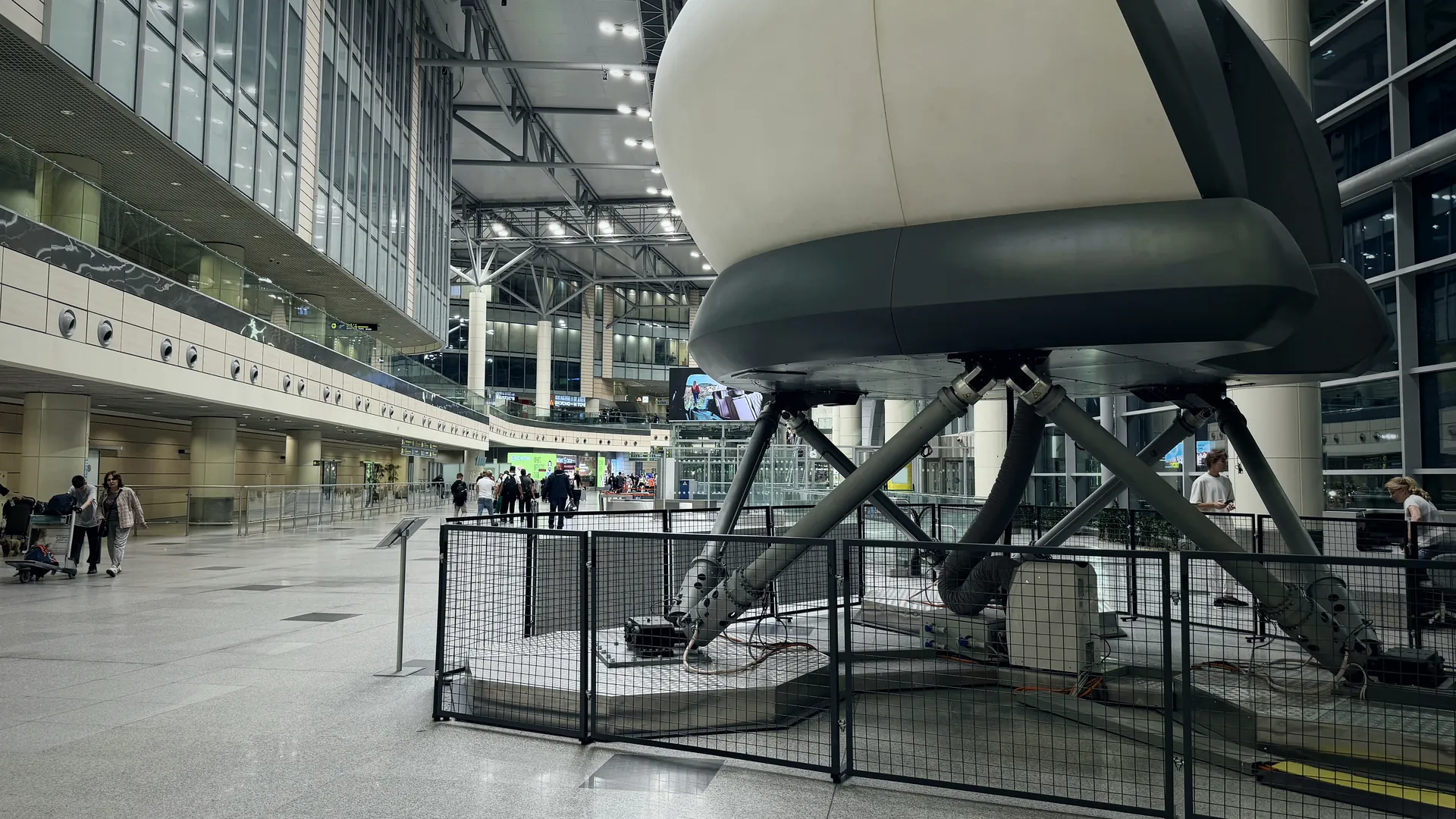 Авиасимулятор Boeing 737 NG на подвижной платформе в терминале аэропорта Домодедово
