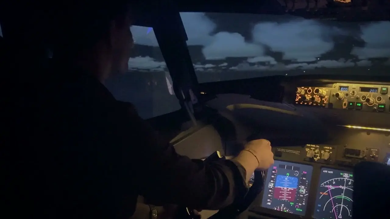 Гость за штурвалом авиасимулятора Boeing 737 NG в облаках