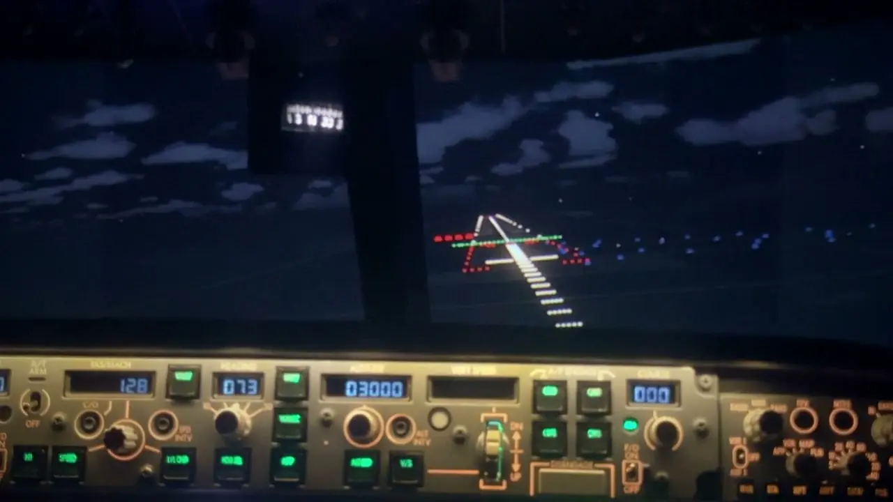 Ночной заход на посадку в авиатренажёре Boeing 737 NG: огни подхода к полосе