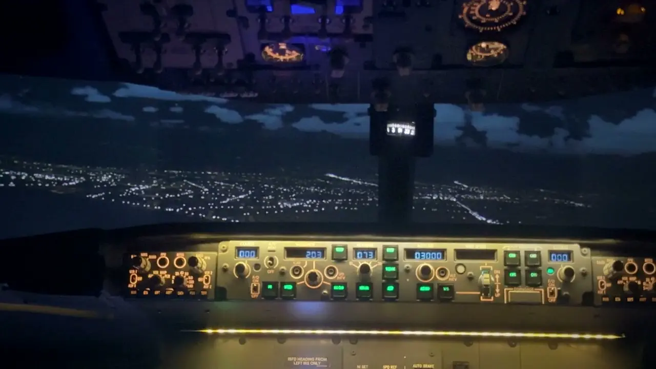 Ночной полёт в авиасимуляторе Boeing 737 NG: огни города за остеклением кабины